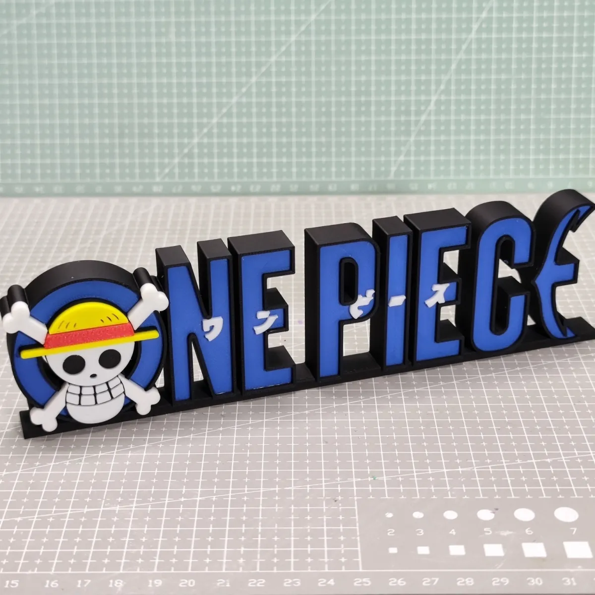 20cm One Piece Logo Figure 3D  – Home Office Romance Manga recenzja i cena
