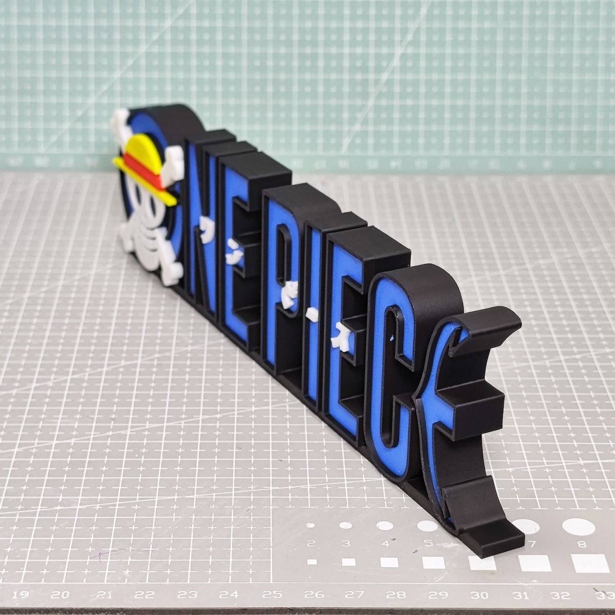 20cm One Piece Logo Figure 3D  – Home Office Romance Manga recenzja i cena